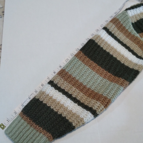 NO COMMENT V-NECK SWEATER - Picture 5 of 5